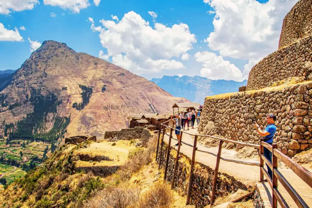 vista panorámica de valle sagrado de los inkas, impactantes paisajes
